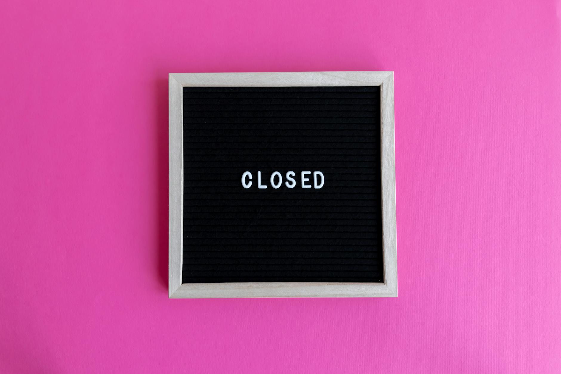 Tabliczka z napisem CLOSED na różowym tle