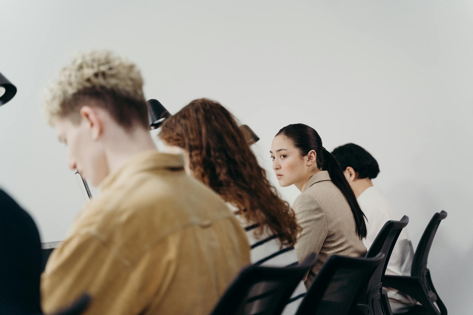 Zespół biurowy przy biurkach omawia podział obowiązków w pracy