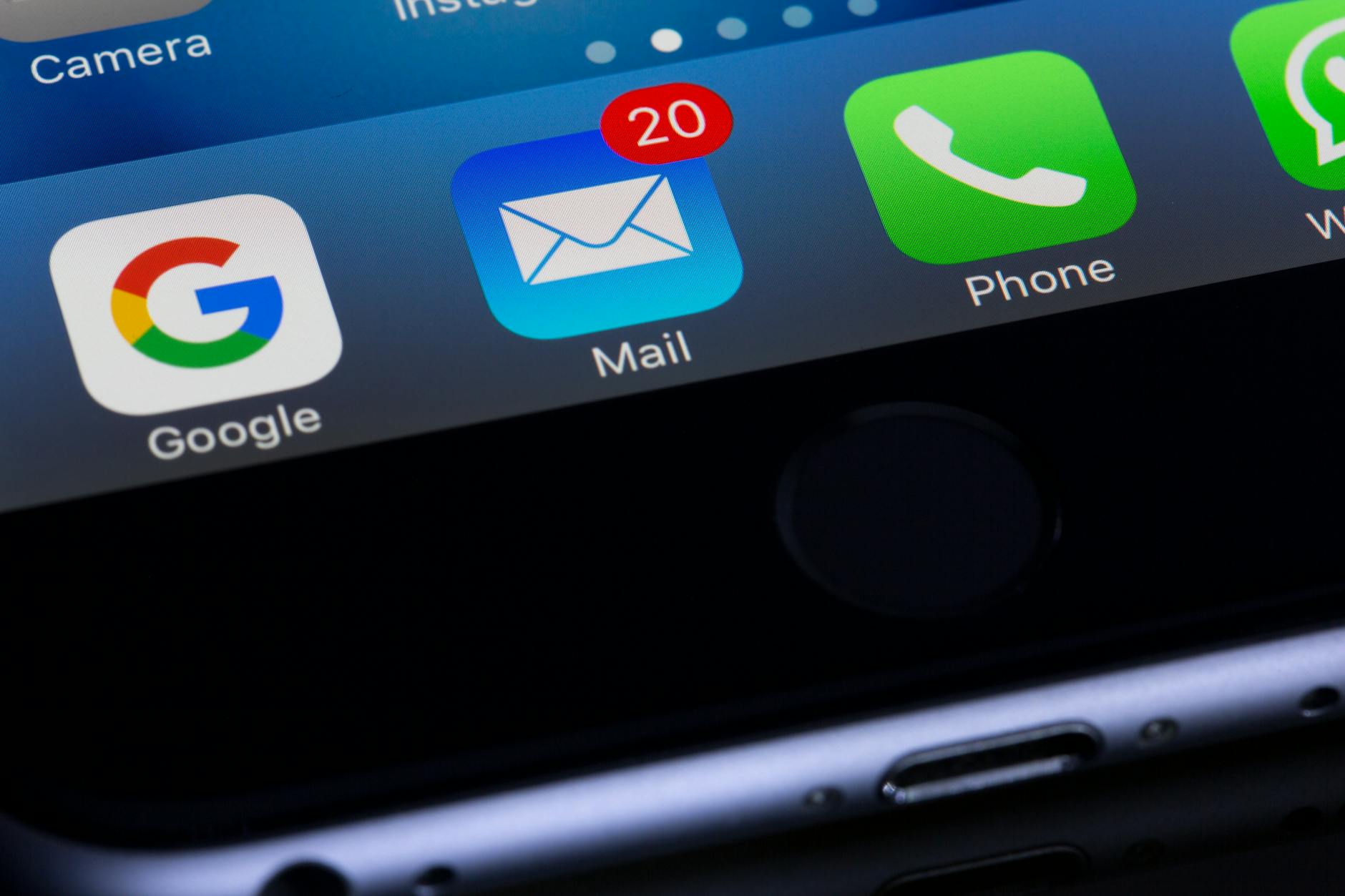 Smartfon z otwartymi aplikacjami Google i Mail