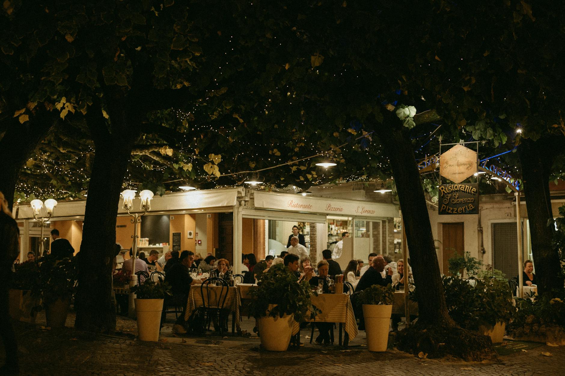 Wieczorna włoska restauracja z nastrojowym oświetleniem na zewnątrz