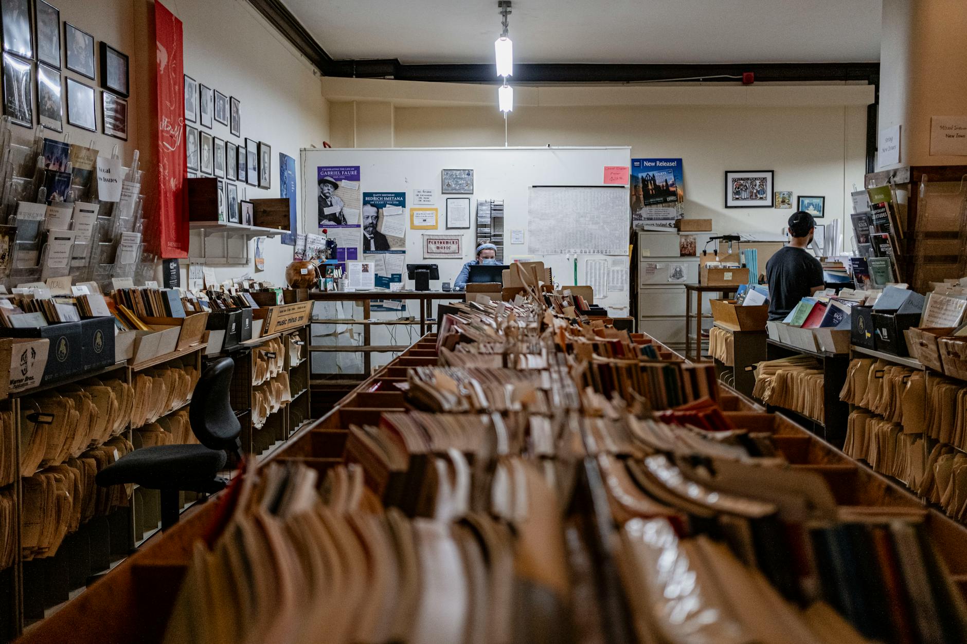 Wnętrze przytulnego sklepu muzycznego z winylami i retro wystrojem