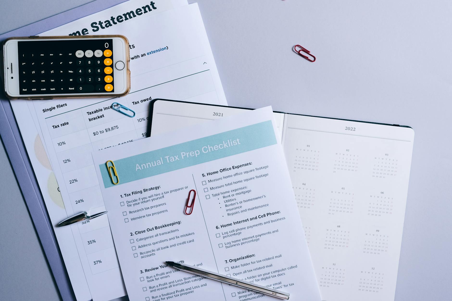 Checklist podatkowa, kalkulator i dokumenty finansowe na biurku