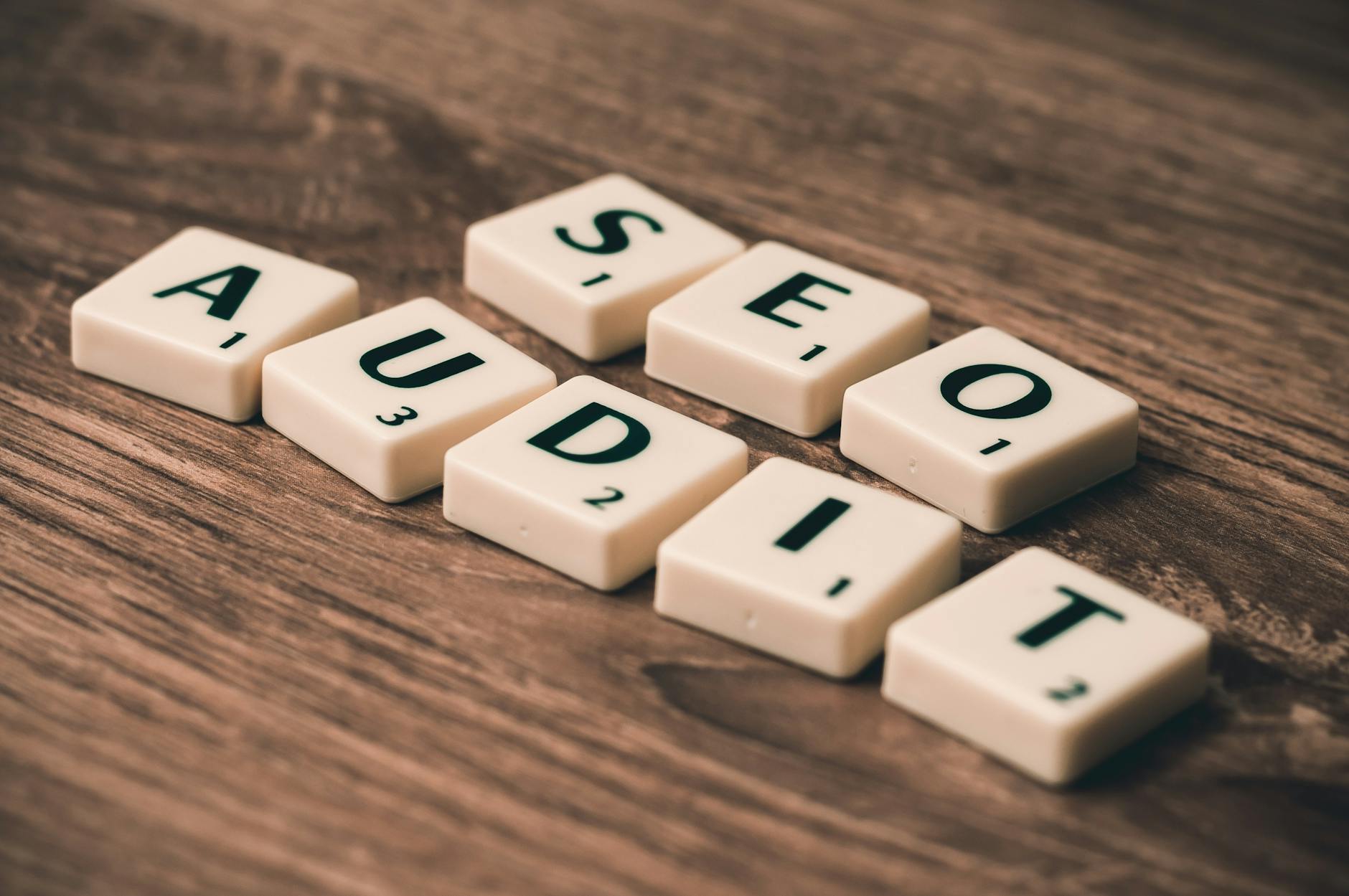 Lista kontrolna stron BIP po aktualizacji CMS: linki, pliki, struktura i wyszukiwarka Kostki Scrabble układające się w napis SEO Audit na drewnianym blacie