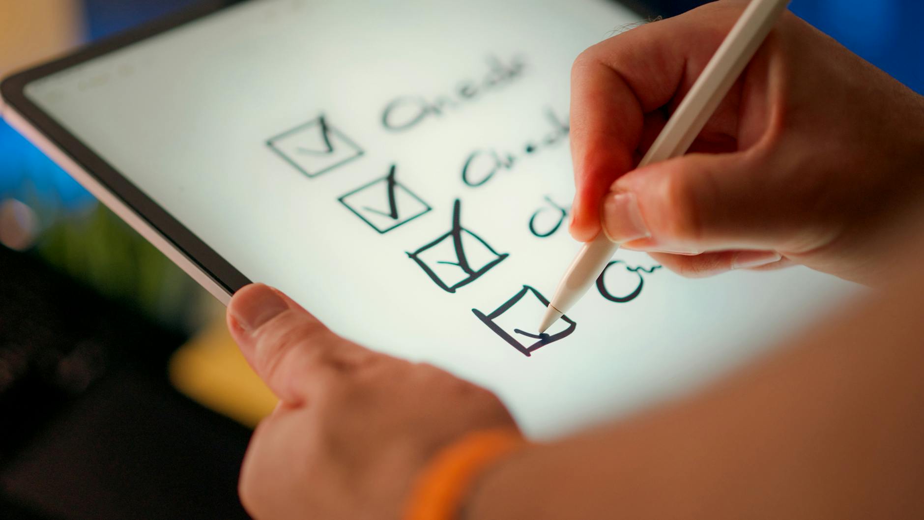 Tablet z cyfrową checklistą zaznaczaną rysikiem