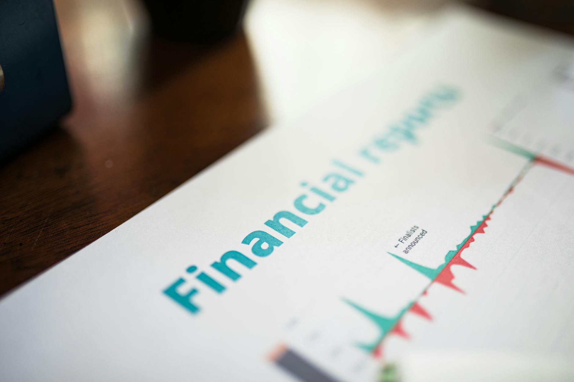 Zbliżenie na sprawozdanie finansowe z wykresami i analizą danych