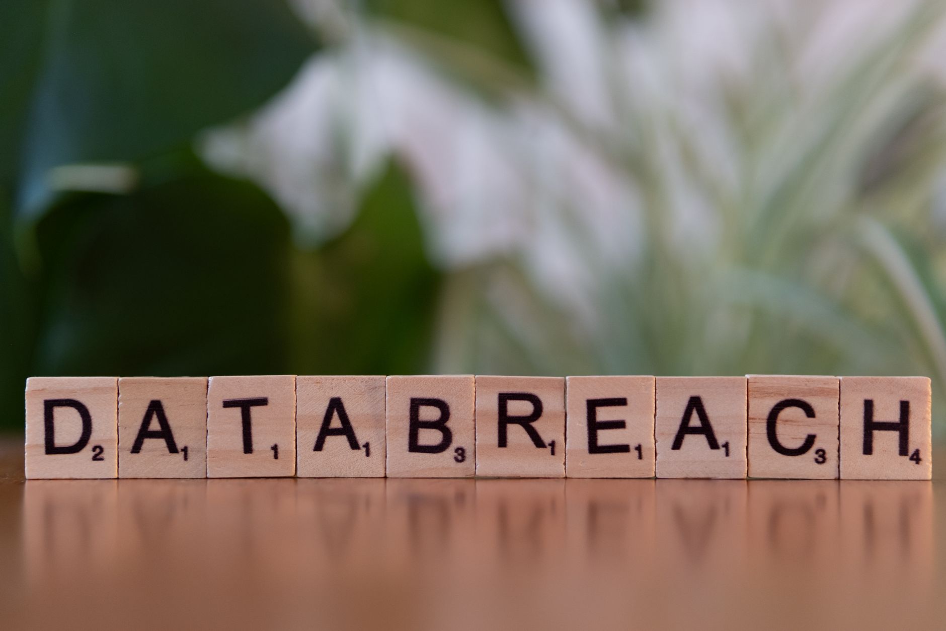 Jak prowadzić rejestr naruszeń i nie zgubić terminów 72 godzin Klocki Scrabble układające się w napis data breach na rozmytym tle