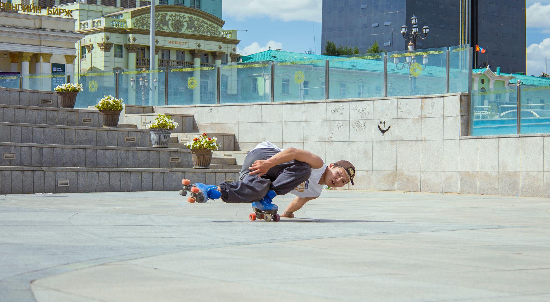 Rolkarz wykonuje skok w miejskim skateparku w słoneczny dzień