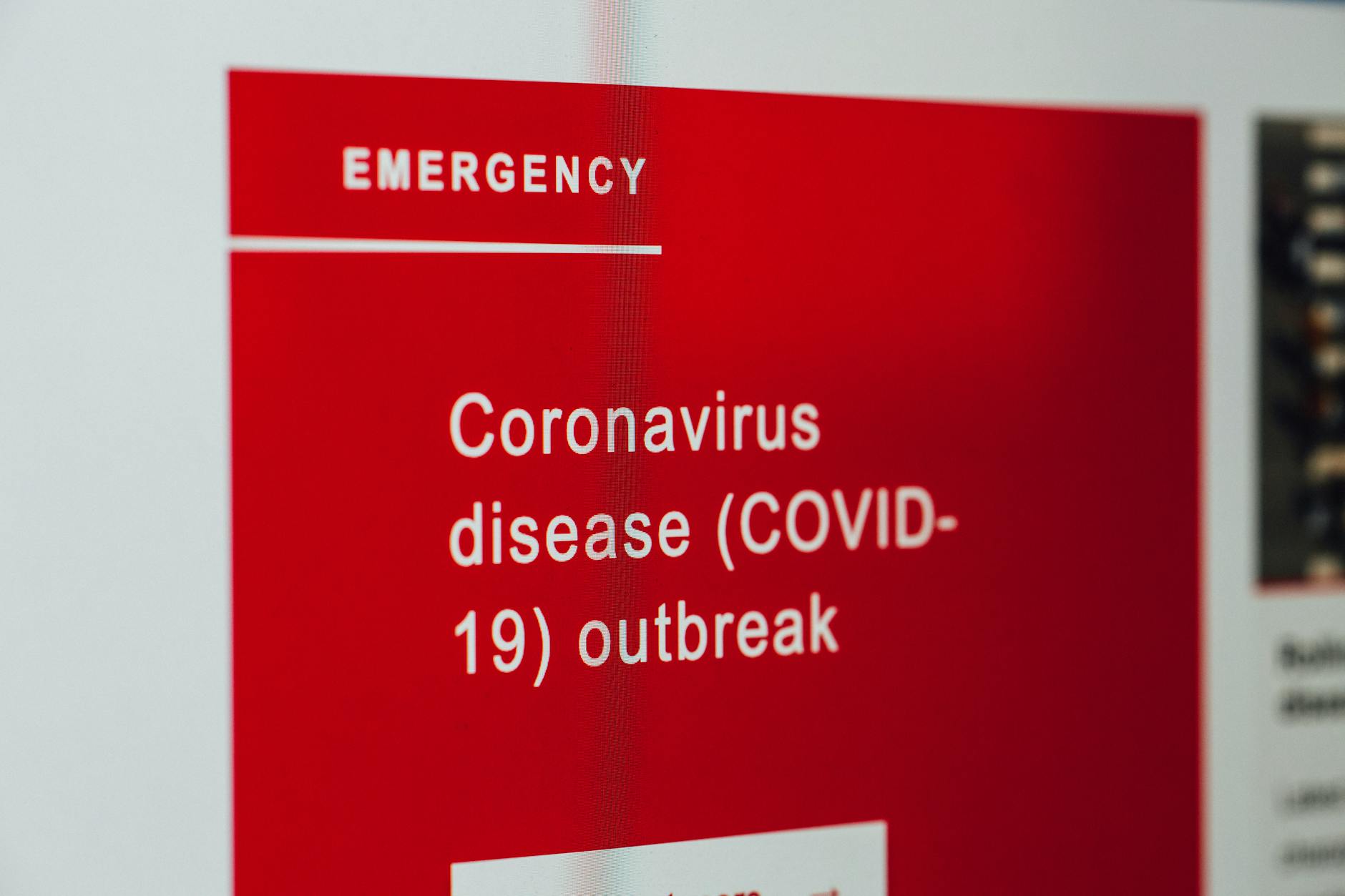 Zbliżenie ekranu z komunikatem alarmowym COVID-19