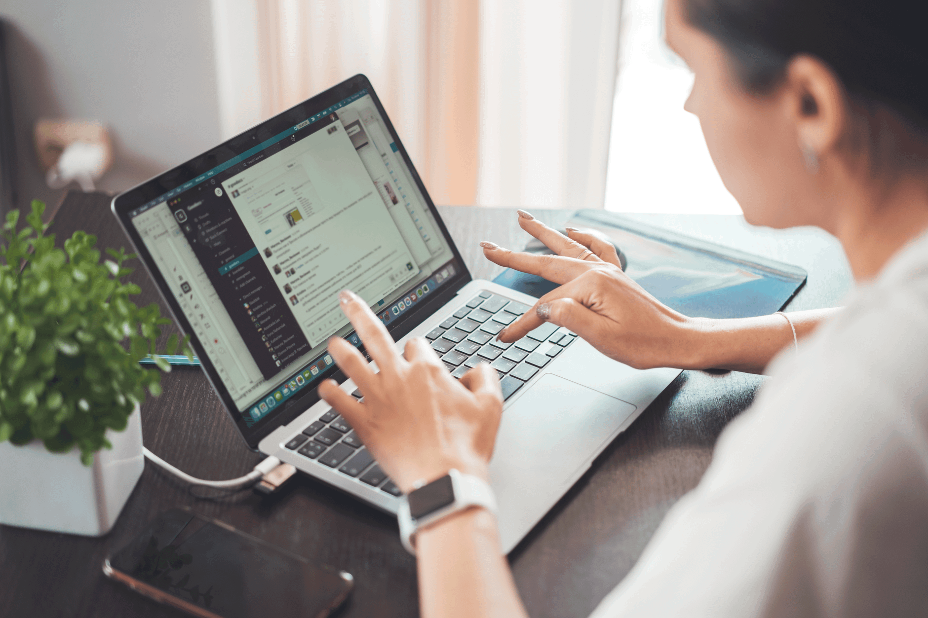 Kobieta w domu szuka ofert pracy online na laptopie Kobieta w domu szuka ofert pracy online na laptopie